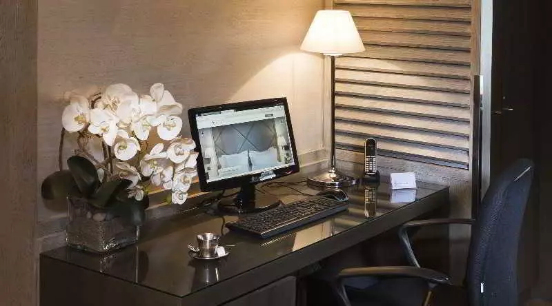 Hotel Longchamp Elysees