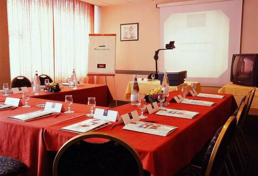 Отель Mercure Moulins Nord