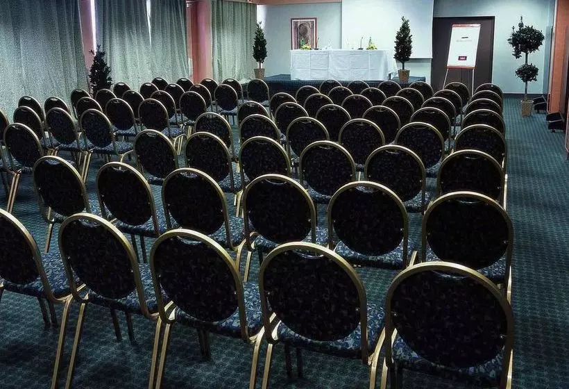 Отель Mercure Moulins Nord