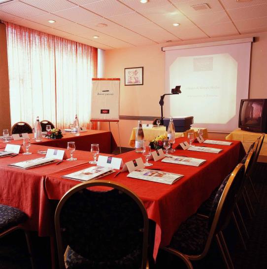 Отель Mercure Moulins Nord