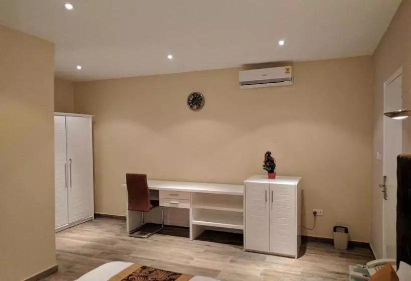 هتل Roses Guest House