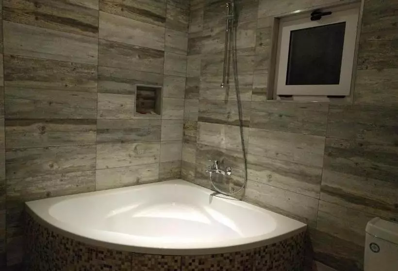 هتل Roses Guest House