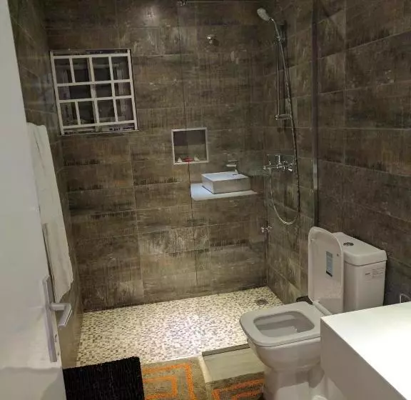 هتل Roses Guest House