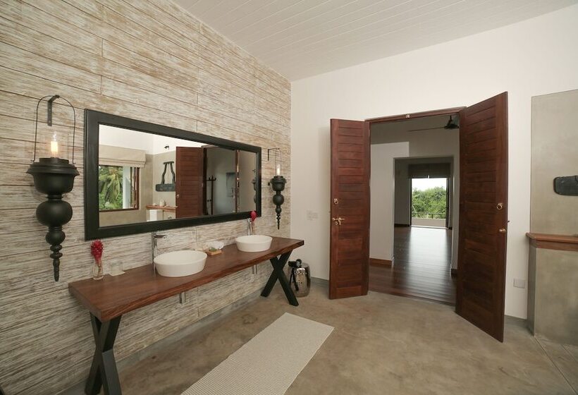 Отель Calamansi Cove Villas