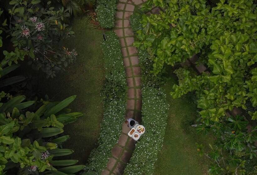 Отель Calamansi Cove Villas