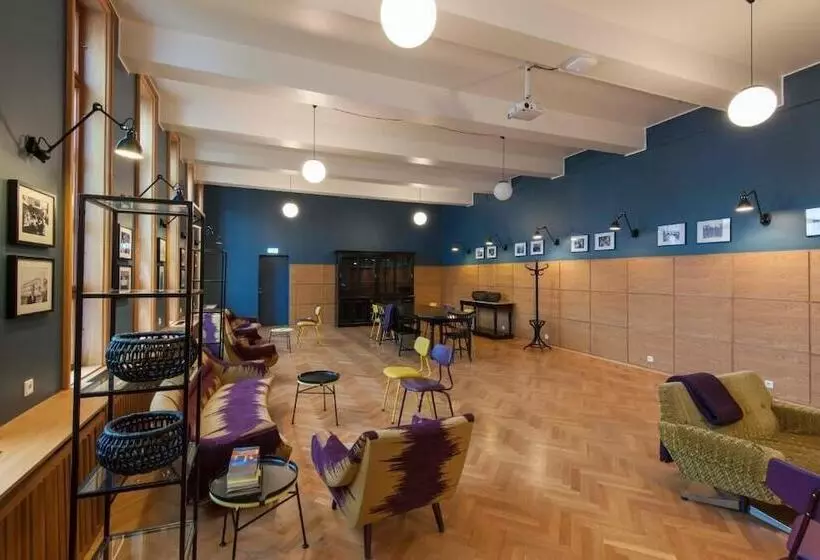 هتل Student Hostel