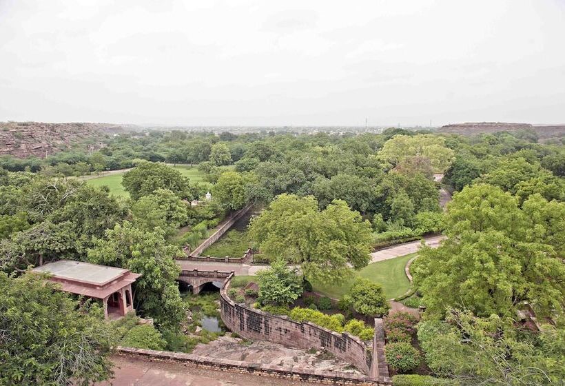 Hotel Welcomheritage Bal Samand Lake Palace