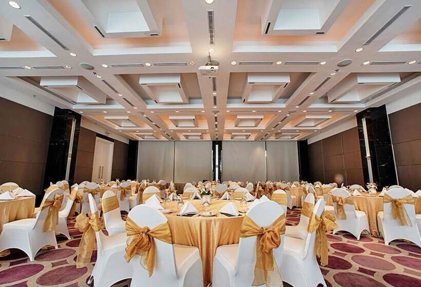 בית מלון כפרי Wyndham Casablanca Jakarta