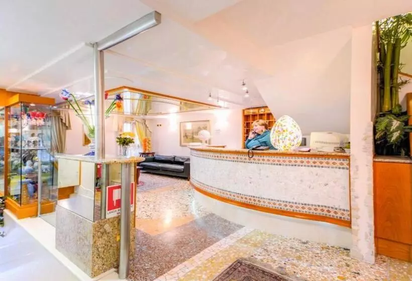 هتل Antica Casa Carettoni