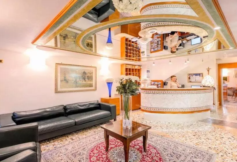 هتل Antica Casa Carettoni