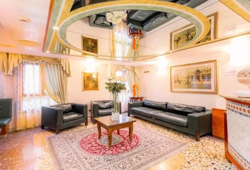 هتل Antica Casa Carettoni