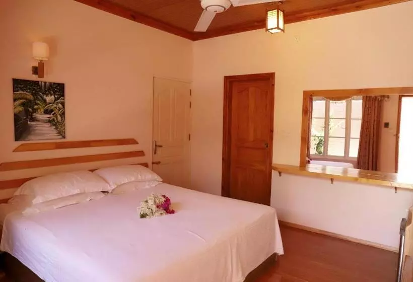 New Breeze Thoddoo Inn