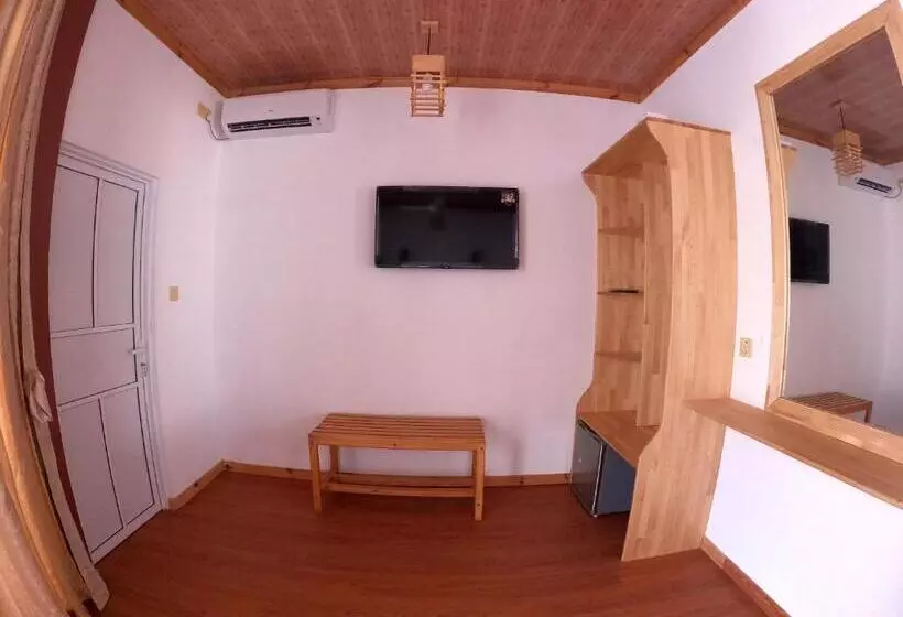 New Breeze Thoddoo Inn