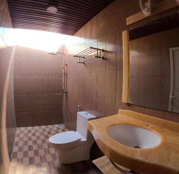 New Breeze Thoddoo Inn