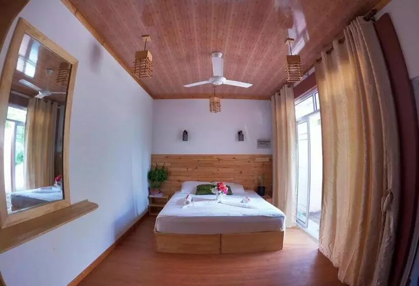 New Breeze Thoddoo Inn