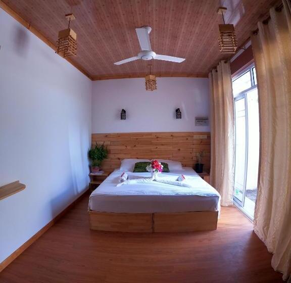 New Breeze Thoddoo Inn