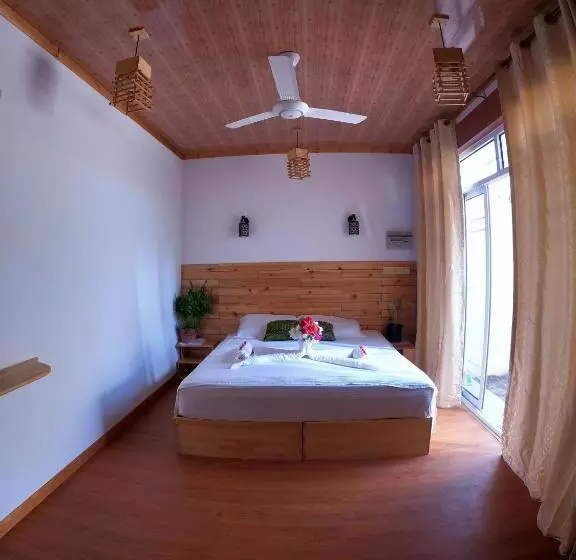 New Breeze Thoddoo Inn