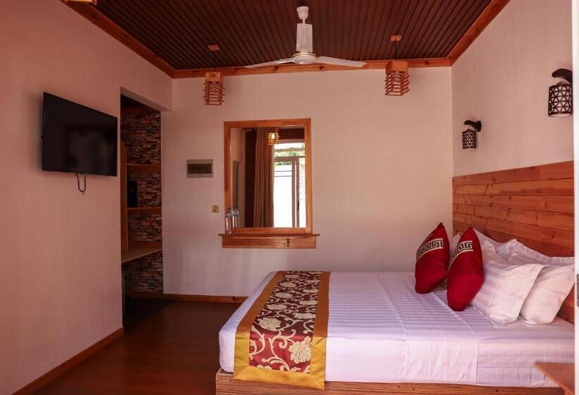 New Breeze Thoddoo Inn