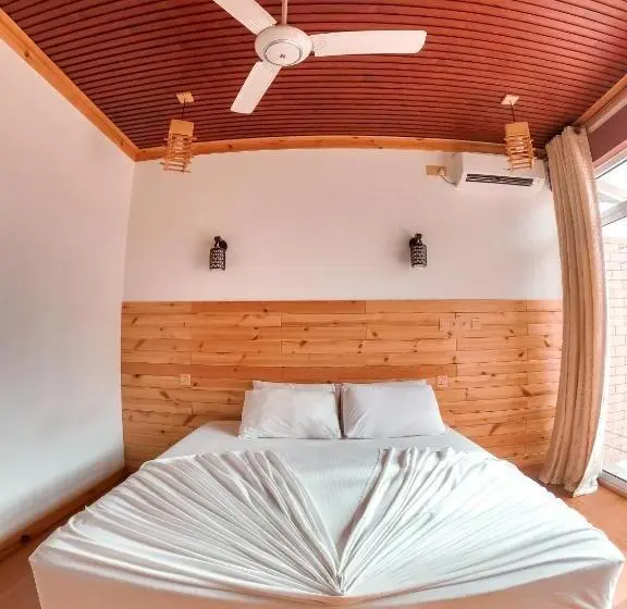New Breeze Thoddoo Inn