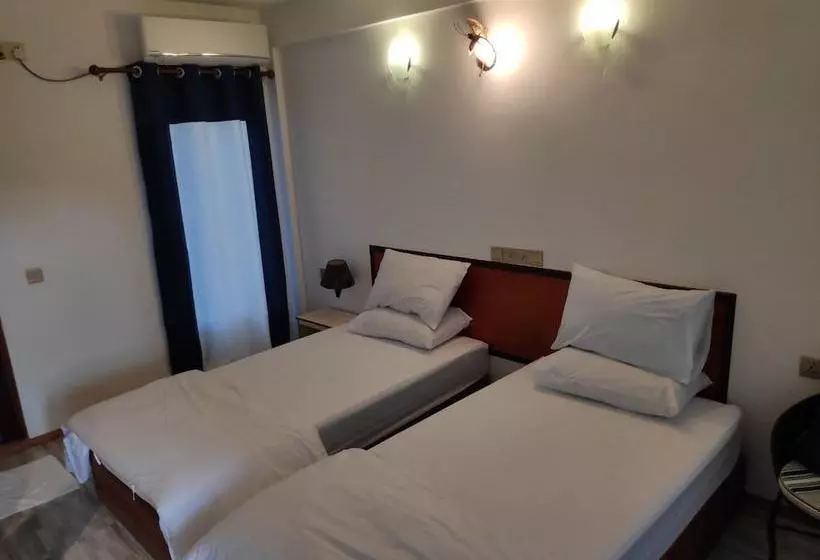 هتل Five Coral Inn