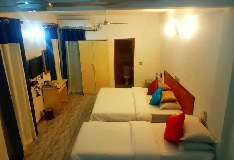 هتل Five Coral Inn