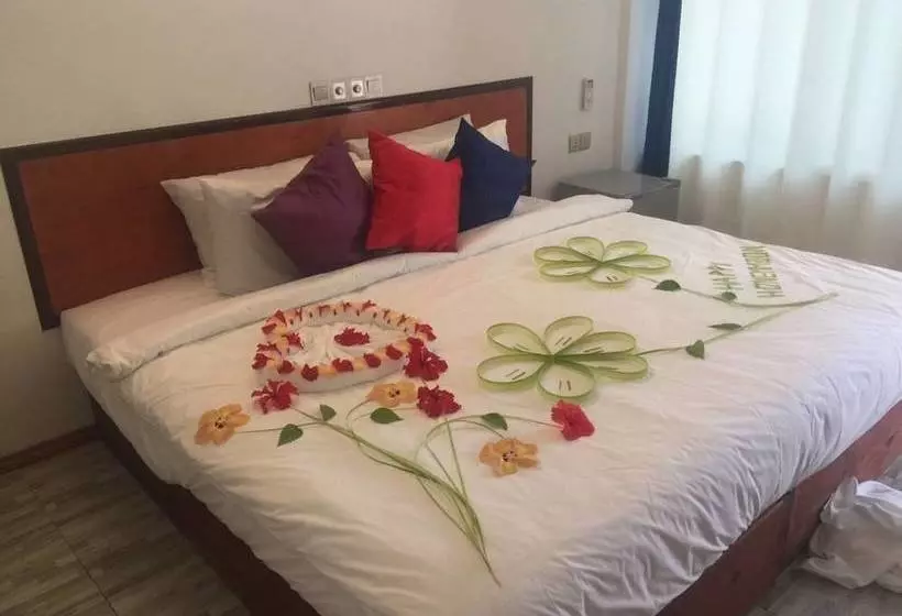 هتل Five Coral Inn