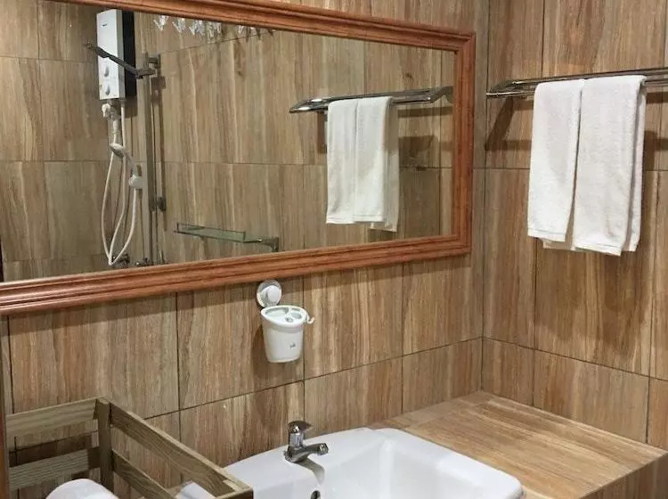 هتل Five Coral Inn