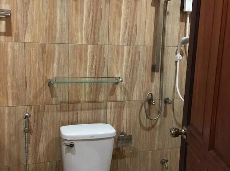 هتل Five Coral Inn