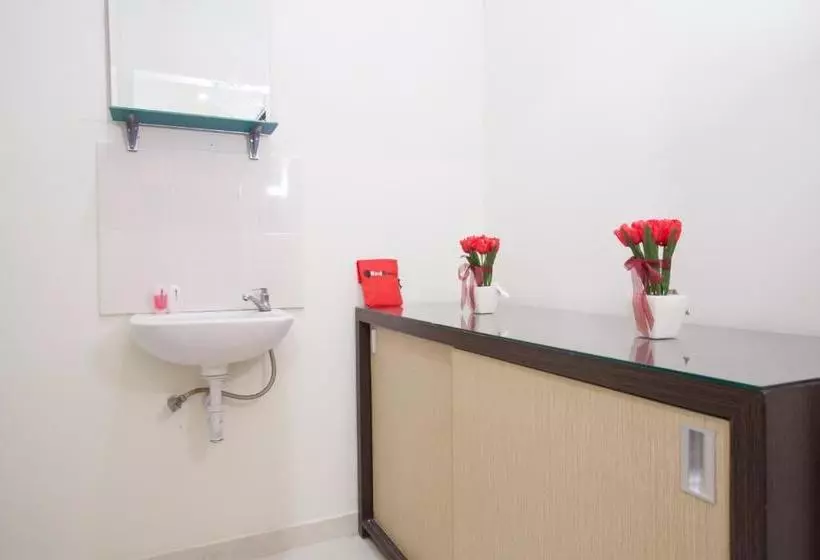 ペンション Reddoorz Near Tugu Pahlawan Surabaya