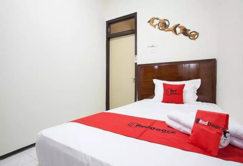 ペンション Reddoorz Near Tugu Pahlawan Surabaya