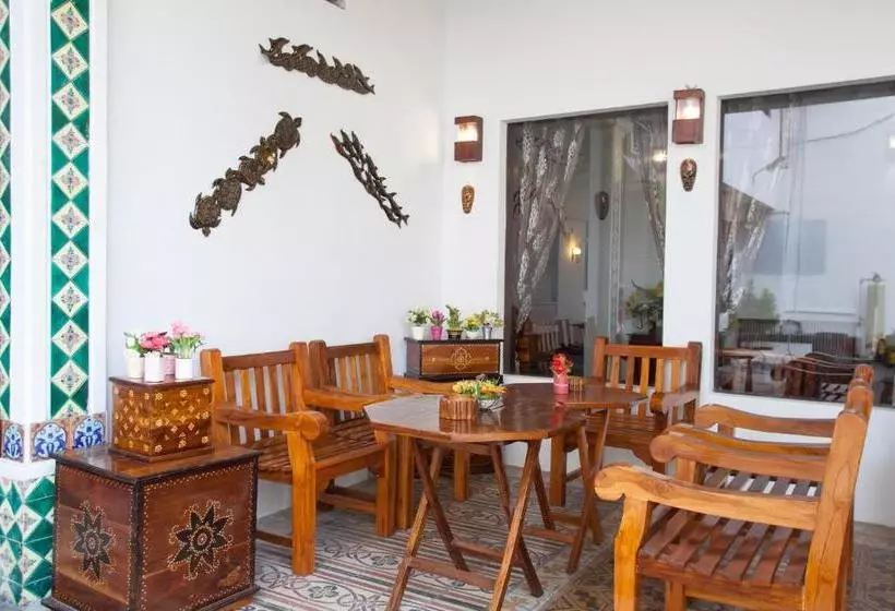 ペンション Reddoorz Near Tugu Pahlawan Surabaya