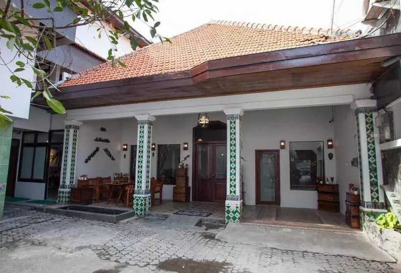 ペンション Reddoorz Near Tugu Pahlawan Surabaya