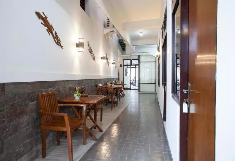 ペンション Reddoorz Near Tugu Pahlawan Surabaya