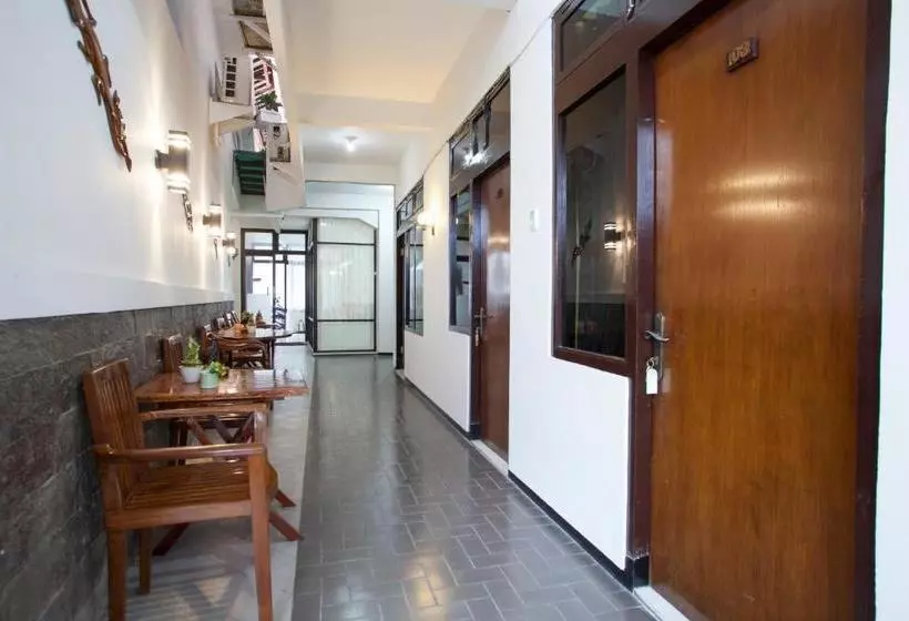 ペンション Reddoorz Near Tugu Pahlawan Surabaya