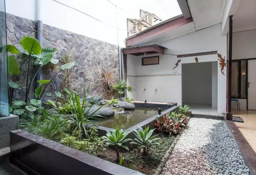 ペンション Reddoorz Near Tugu Pahlawan Surabaya