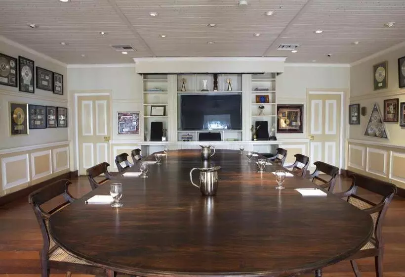 هتل Strawberry Hill