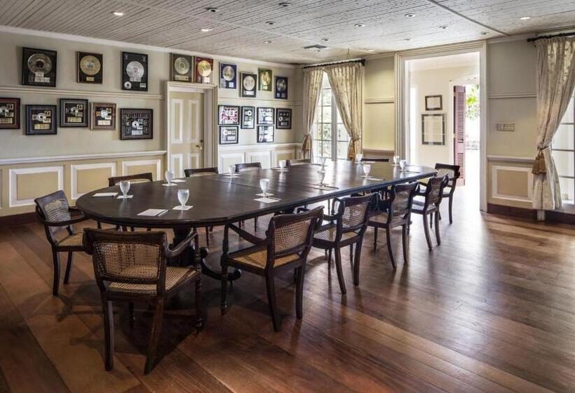 هتل Strawberry Hill