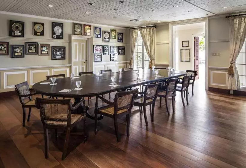 هتل Strawberry Hill