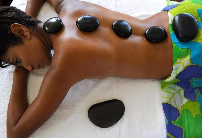 هتل Strawberry Hill