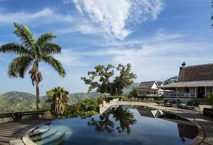 هتل Strawberry Hill