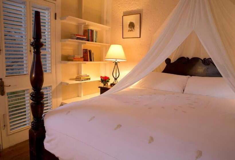 هتل Strawberry Hill