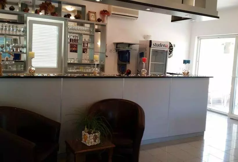 ペンション Apartments Ana & Ita