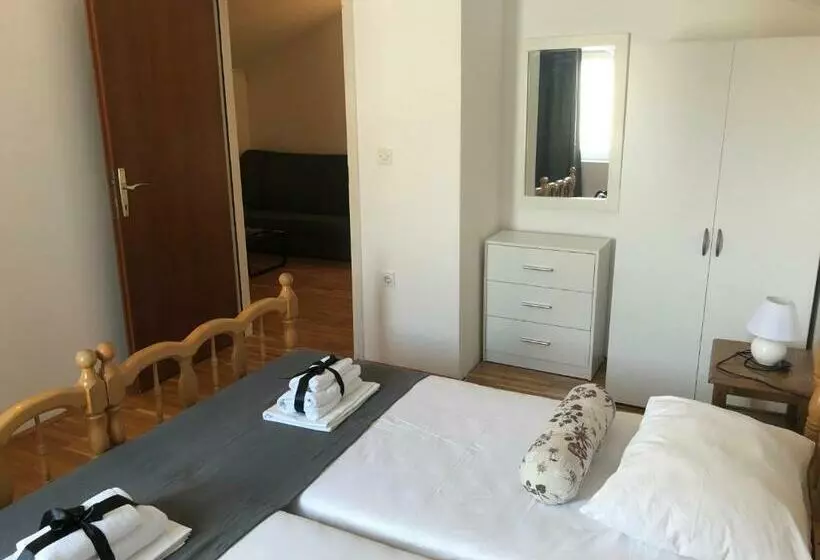 ペンション Apartments Ana & Ita