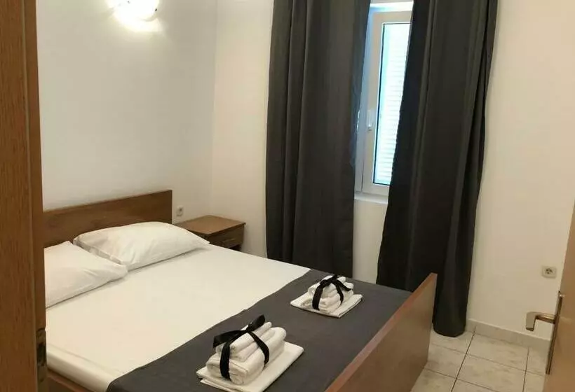 ペンション Apartments Ana & Ita