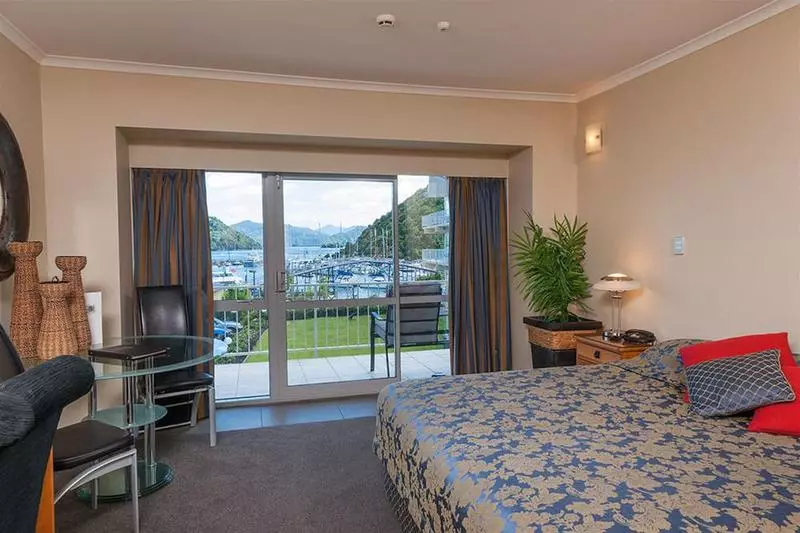فندق Beachcomber Inn Picton