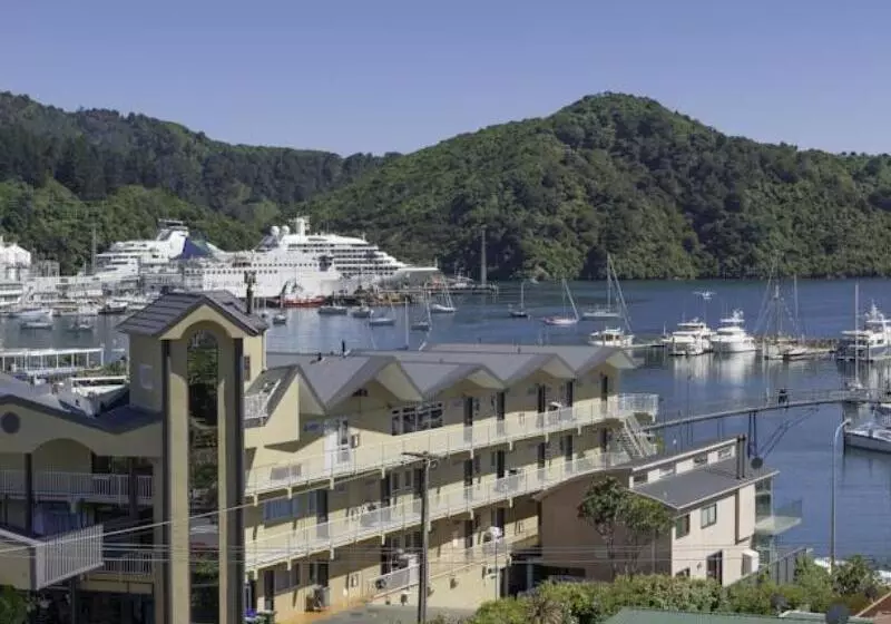 فندق Beachcomber Inn Picton