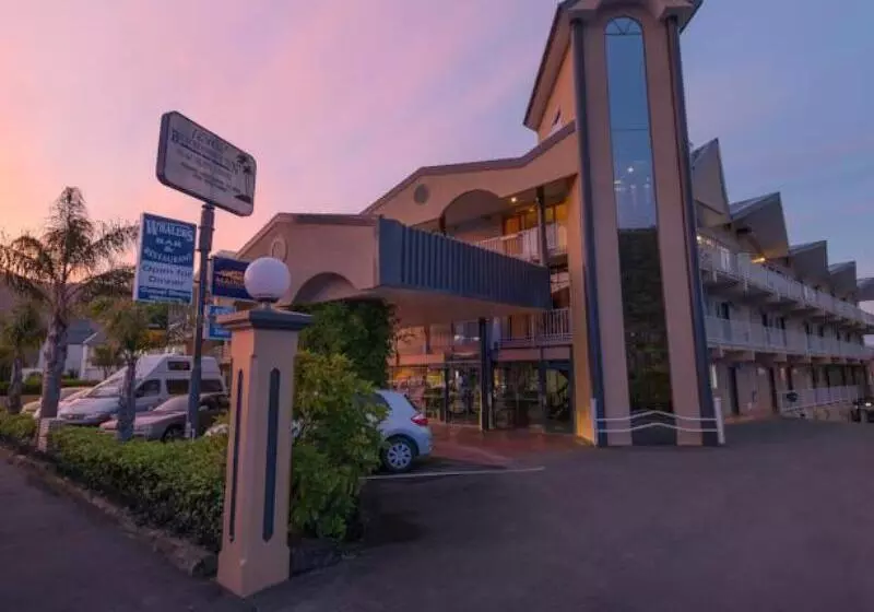 فندق Beachcomber Inn Picton