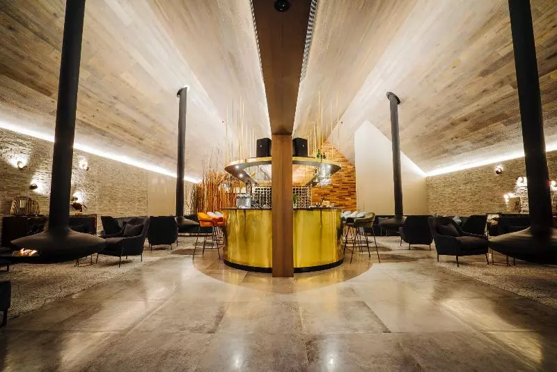 Отель Kamana Lakehouse