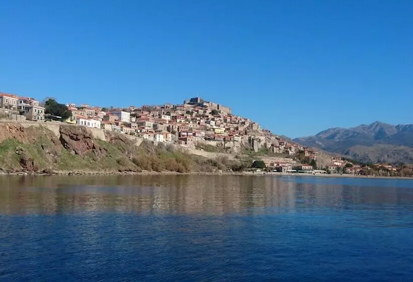 پانسیون The Schoolmistress With The Golden Eyes