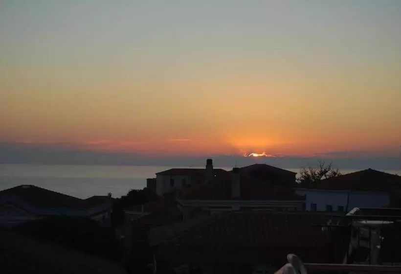 پانسیون The Schoolmistress With The Golden Eyes